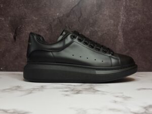 Alexander McQueen Oversized Sneaker: imagen 1