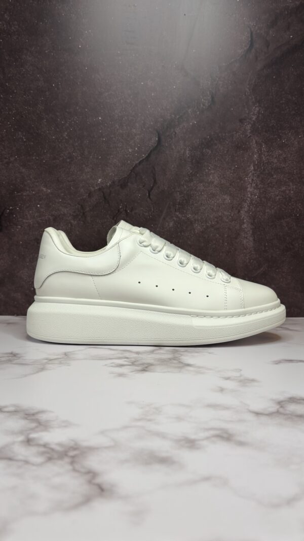 Alexander McQueen Oversized Sneakers Clásicos
